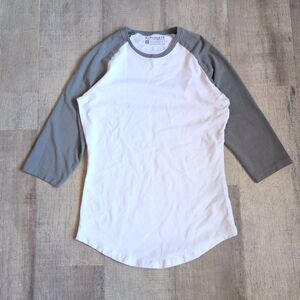 Alphalete Performance Fit 3/4 Sleeve Athletic Raglan Shirt Womens Gray White M